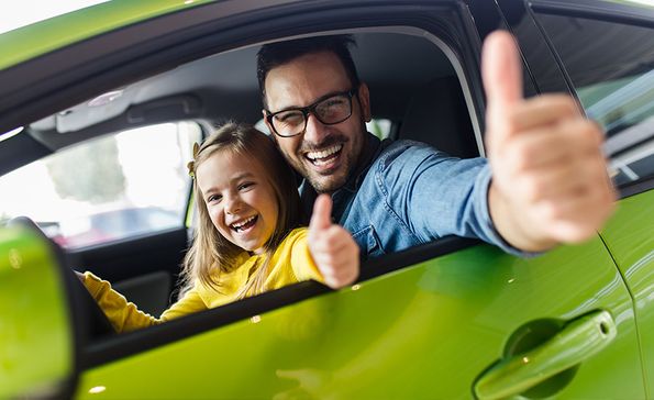 Vater mit Tochter in Gebrauchtfahrzeug